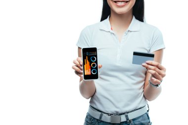 Sırıtan esmer, Asyalı bir kızın kredi kartı ve akıllı telefonuyla beyaza izole edilmiş iş uygulaması.