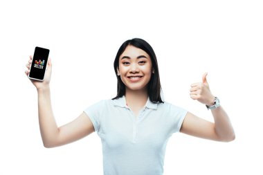 Kyiv, Ukrayna - 15 Temmuz 2019: mutlu esmer Asyalı kadın silgi uygulamalı akıllı telefon tutuyor ve beyaz üzerinde parmak işareti gösteriyor.