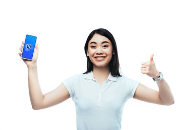 Kyiv, Ukrayna - 15 Temmuz 2019: mutlu esmer Asyalı kadın akıllı telefonu shazam uygulaması ile tutuyor ve beyaz üzerinde parmak işareti gösteriyor.