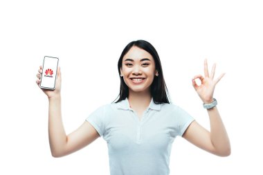 Kyiv, Ukrayna - 15 Temmuz 2019: Huawei logosuyla akıllı telefon tutan mutlu esmer kadın ve beyaz üzerinde 