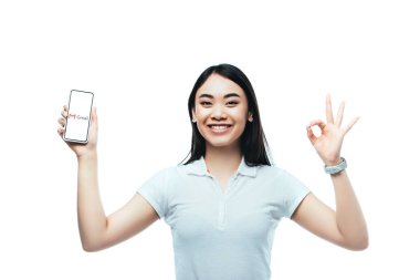 Kyiv, Ukrayna - 15 Temmuz 2019: mutlu esmer Asyalı kadın Gmail uygulamalı akıllı telefon tutuyor ve beyaz üzerinde 