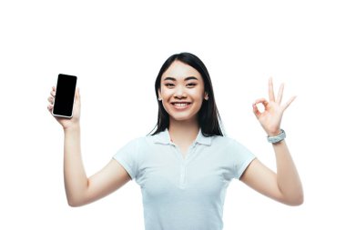 Mutlu esmer Asyalı kadın elinde boş ekranlı akıllı telefon tutuyor ve beyaz ekranda 