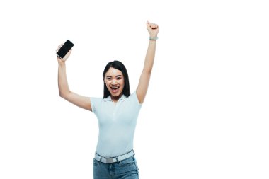 Mutlu esmer Asyalı kadın beyaz ekranda boş ekranlı akıllı telefon tutuyor.