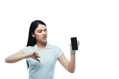 Canı sıkkın esmer Asyalı kadın elinde boş ekranlı akıllı telefon tutuyor ve beyaz ekranda baş parmağını gösteriyor.