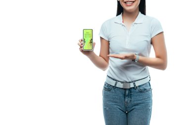 Asyalı mutlu esmer kadın, beyaza izole edilmiş en iyi alışveriş uygulaması ile akıllı telefon sunuyor.