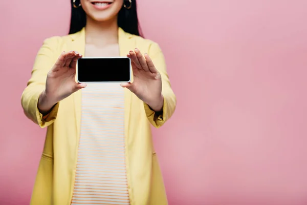 Vue Recadrée Heureux Asiatique Femme Tenue Jaune Tenant Smartphone Avec — Photo