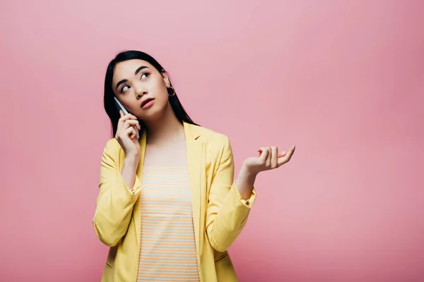 Dreamy Asian Woman Yellow Outfit Talking Smartphone Isolated Pink — Stock Photo, Image