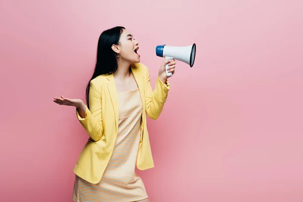 Side View Asian Woman Yellow Outfit Screaming Megaphone Isolated Pink — Stock Photo, Image