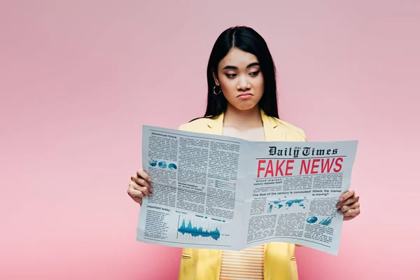 Mujer Asiática Disgustada Traje Amarillo Leyendo Periódico Con Noticias Falsas — Foto de Stock