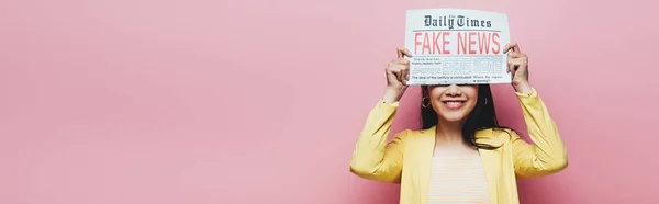 Foto Panorámica Feliz Asiática Mujer Amarillo Conjunto Celebración Periódico Con — Foto de Stock