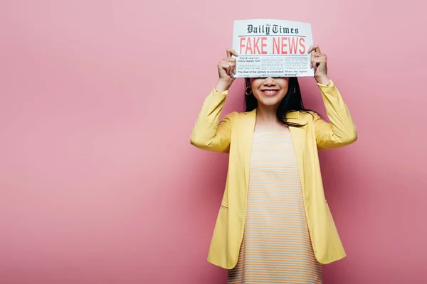 Feliz Asiático Mulher Amarelo Roupa Segurando Jornal Com Falso Notícias — Fotografia de Stock