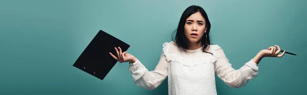 Indignant Asian Journalist White Blouse Holding Clipboard Green Background Panoramic — Stock Photo, Image