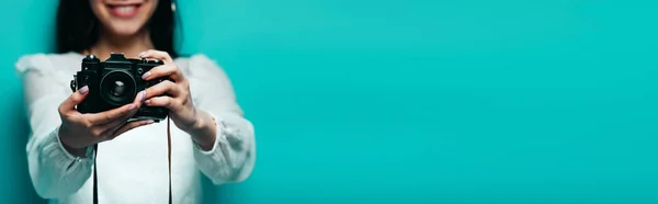 Обрізаний Вид Усміхненої Азіатки Білій Блузці Тримає Цифрову Камеру Бірюзовому — стокове фото