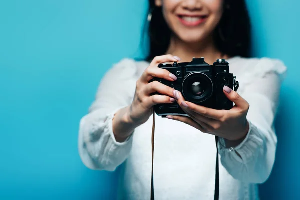 身着白衬衫 头戴蓝色背景数码相机 面带微笑的亚洲女人的剪影 — 图库照片