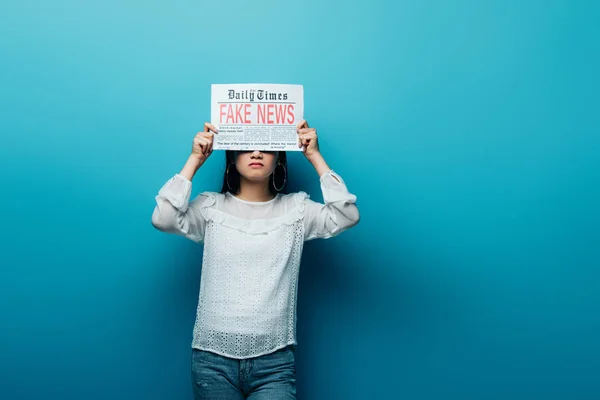 Asiatisk Kvinna Vit Blus Håller Tidningen Med Falska Nyheter Blå — Stockfoto