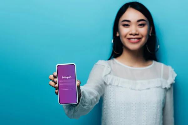 우크라이나 키예프 2019 블라우스를 아시아인 스마트폰을 배경에 앱으로 선택적 — 스톡 사진