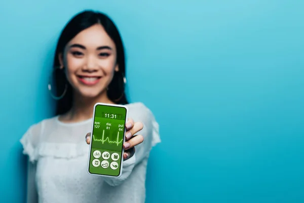 Selectieve Focus Van Lachende Aziatische Vrouw Witte Blouse Met Smartphone — Stockfoto