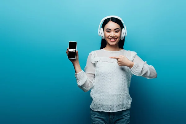 Kyiv Ukraine July 2019 Smiling Asian Woman Headphones Pointing Finger — Stock Photo, Image