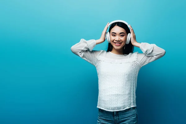 Sonriendo Mujer Asiática Con Las Manos Los Auriculares Sobre Fondo — Foto de Stock