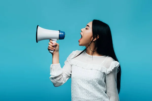 Morena Asiática Mulher Gritando Alto Falante Fundo Azul — Fotografia de Stock