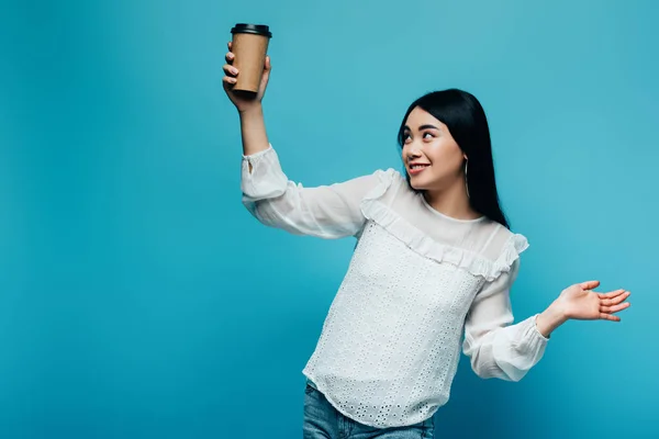 Sonriente Morena Asiática Mujer Sosteniendo Café Para Azul Fondo — Foto de Stock