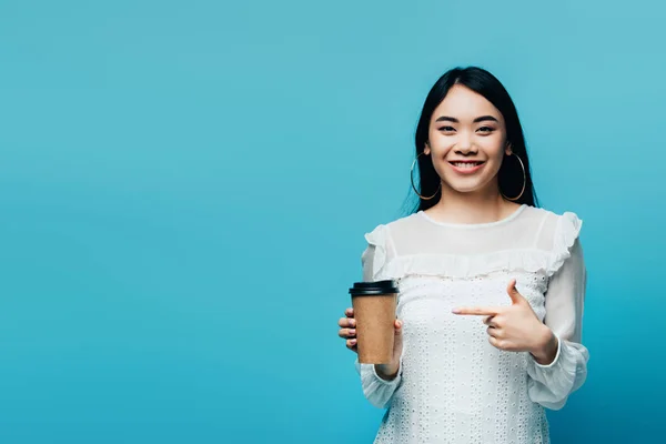 Sonriente Morena Asiática Mujer Apuntando Con Dedo Café Para Sobre — Foto de Stock