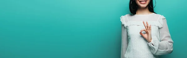 Обрізаний Вид Щасливої Брюнетки Азіатська Жінка Показує Знак Бірюзовому Фоні — стокове фото