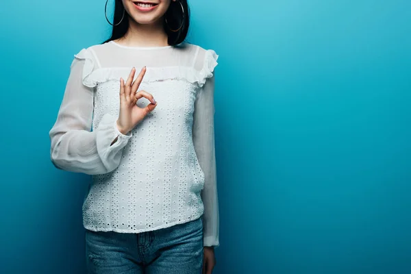 Corte Vista Feliz Morena Asiática Mulher Mostrando Sinal Fundo Azul — Fotografia de Stock