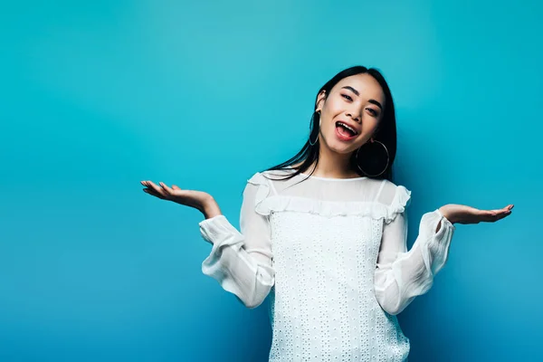 Glücklich Brünette Asiatische Frau Gestikulieren Auf Blau Hintergrund — Stockfoto