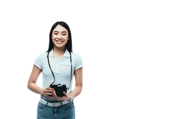 Sorrindo Morena Asiática Mulher Com Câmera Digital Isolada Branco — Fotografia de Stock