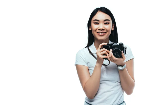 Sonriente Morena Asiático Mujer Tomando Foto Digital Cámara Aislado Blanco — Foto de Stock