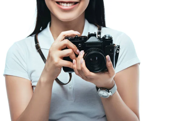 白人に孤立したデジタルカメラで写真を撮るアジアの女性の笑顔のクロップドビュー — ストック写真