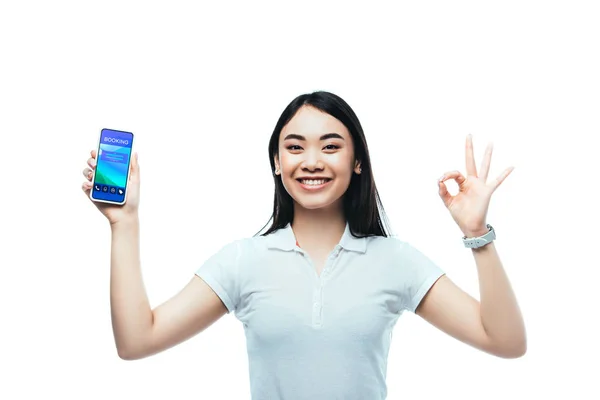 Glücklich Brünette Asiatische Frau Hält Smartphone Mit Buchungs App Und — Stockfoto