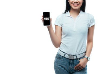 Kyiv, Ukrayna - 15 Temmuz 2019: Hbo uygulamalı akıllı telefon tutan gülümseyen esmer Asyalı kadın beyaz