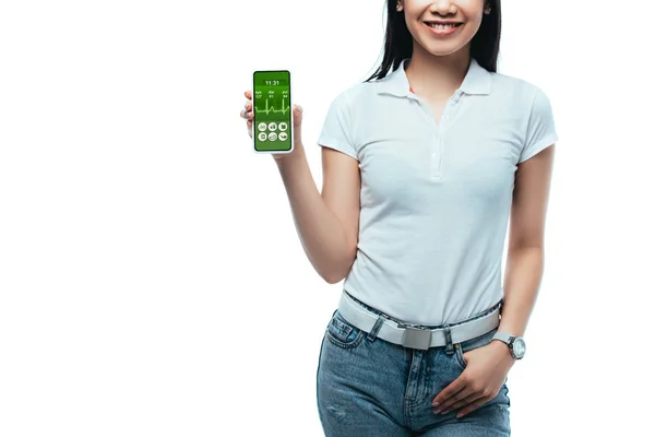 白人に隔離されたヘルスケアアプリでスマートフォンを持っているブルネットアジアの女性の笑顔のクロップドビュー — ストック写真