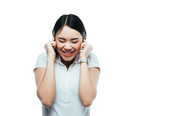 Glücklich Attraktive Asiatische Mädchen Setzen Finger Ohren Isoliert Auf Weiß — Stockfoto
