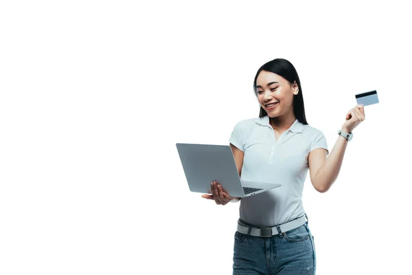 Feliz Atraente Asiático Menina Segurando Cartão Crédito Laptop Isolado Branco — Fotografia de Stock