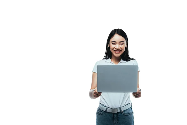 Mutlu Asyalı Kız Beyaz Dizüstü Bilgisayar Kullanıyor — Stok fotoğraf