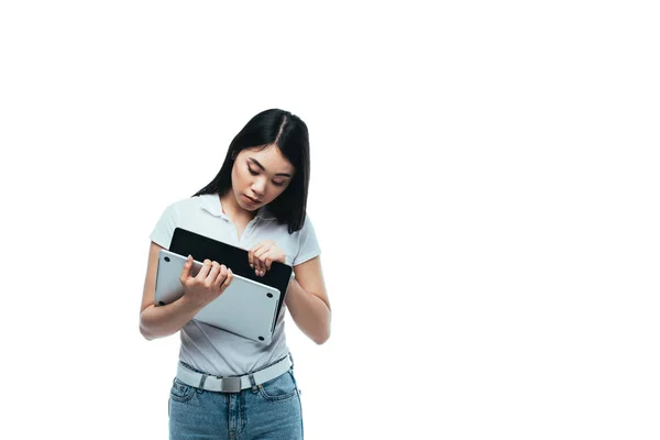 Atractivo Asiático Chica Apertura Laptop Aislado Blanco — Foto de Stock