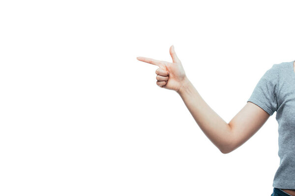 Обрезанный вид девочки, показывающей пальцем на белом
