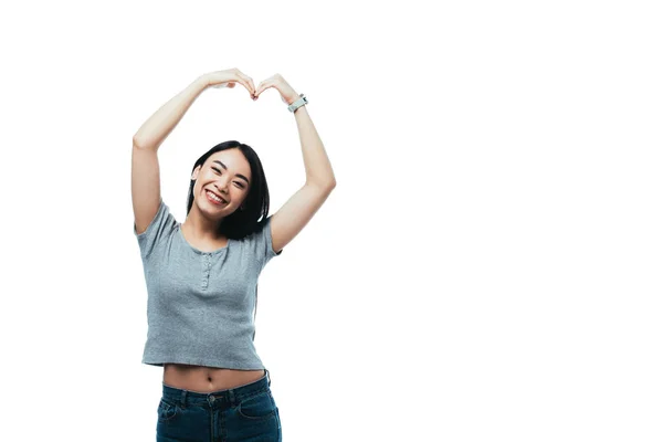 Gelukkig Aantrekkelijk Aziatisch Meisje Tonen Hart Gebaar Geïsoleerd Wit — Stockfoto