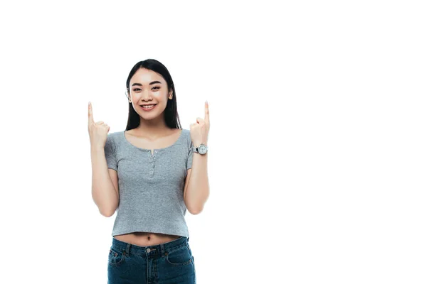 Mutlu Asyalı Kız Parmaklarını Yukarı Kaldırarak Beyazı Işaret Ediyor — Stok fotoğraf
