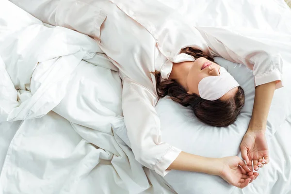 Vista Superior Mujer Máscara Dormir Acostado Cama Por Mañana — Foto de Stock