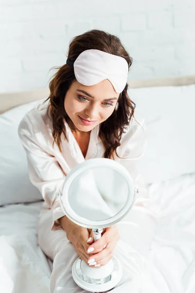 Sudut Pandang Tinggi Wanita Dengan Topeng Tidur Melihat Cermin Pagi — Stok Foto