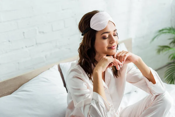 Attraktive Frau Schlafmaske Mit Geschlossenen Augen Morgen — Stockfoto