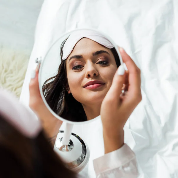 Reflexão Mulher Atraente Com Máscara Dormir Olhando Para Espelho Manhã — Fotografia de Stock
