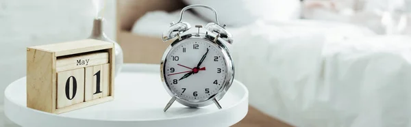 Fokus Selektif Dari Jam Alarm Dan Kalender Kamar Tidur Pagi — Stok Foto