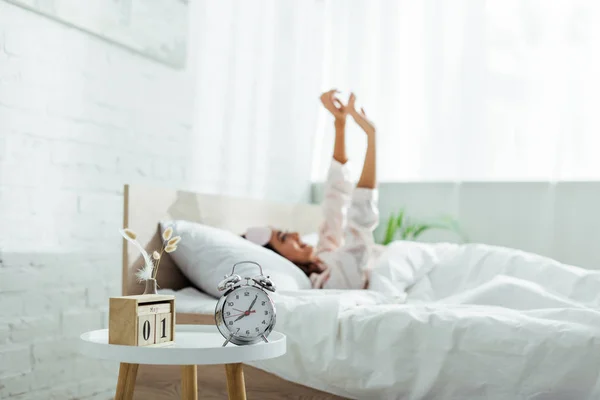 Selective Focus Alarm Clock Calendar Bedroom Morning — Stock Photo, Image