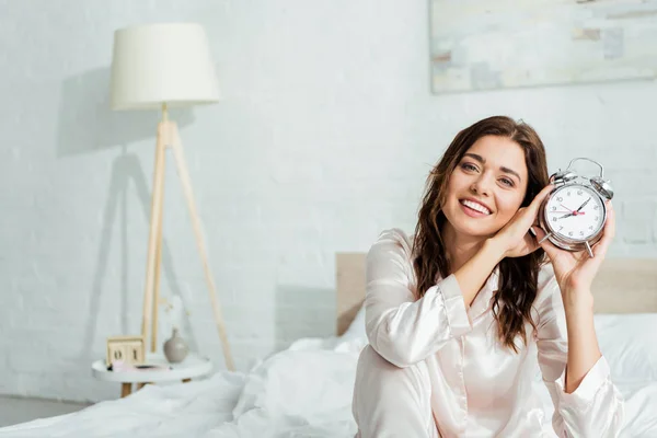 Mulher Atraente Sorrindo Segurando Despertador Manhã — Fotografia de Stock