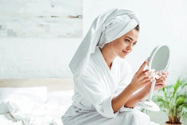 Mulher Atraente Roupão Banho Toalha Olhando Para Espelho Manhã — Fotografia de Stock